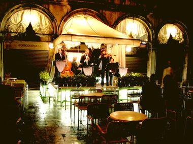 Musiker vor Cafe Lavena