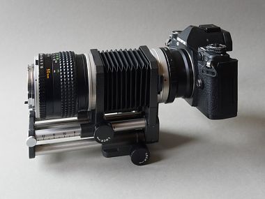 Objektiv in Retrostellung an Novoflex Balgengerät an Olympus OM-D Kamera